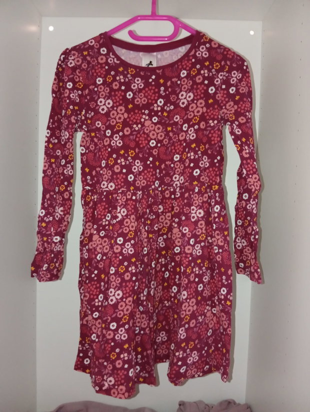 🌸 Kleid in Beerenfarbe mit Blumenmuster – Gr. 128