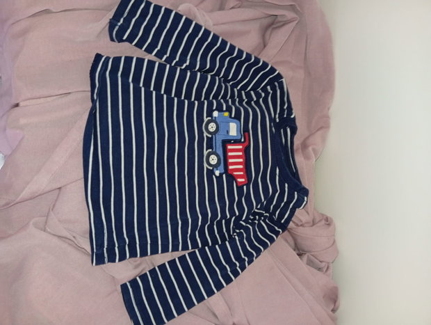 💙🤍 Blau-weiß gestreifter Pullover mit Kipplaster-Motiv – Größe 86