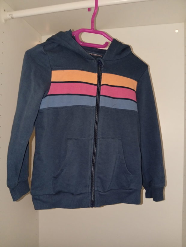 💙 Dunkelblaue Strickjacke mit bunten Streifen – Gr. 110
