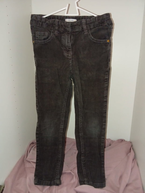 🖤 Dunkelbraune Hose mit feiner Rippenstruktur – Gr. 128