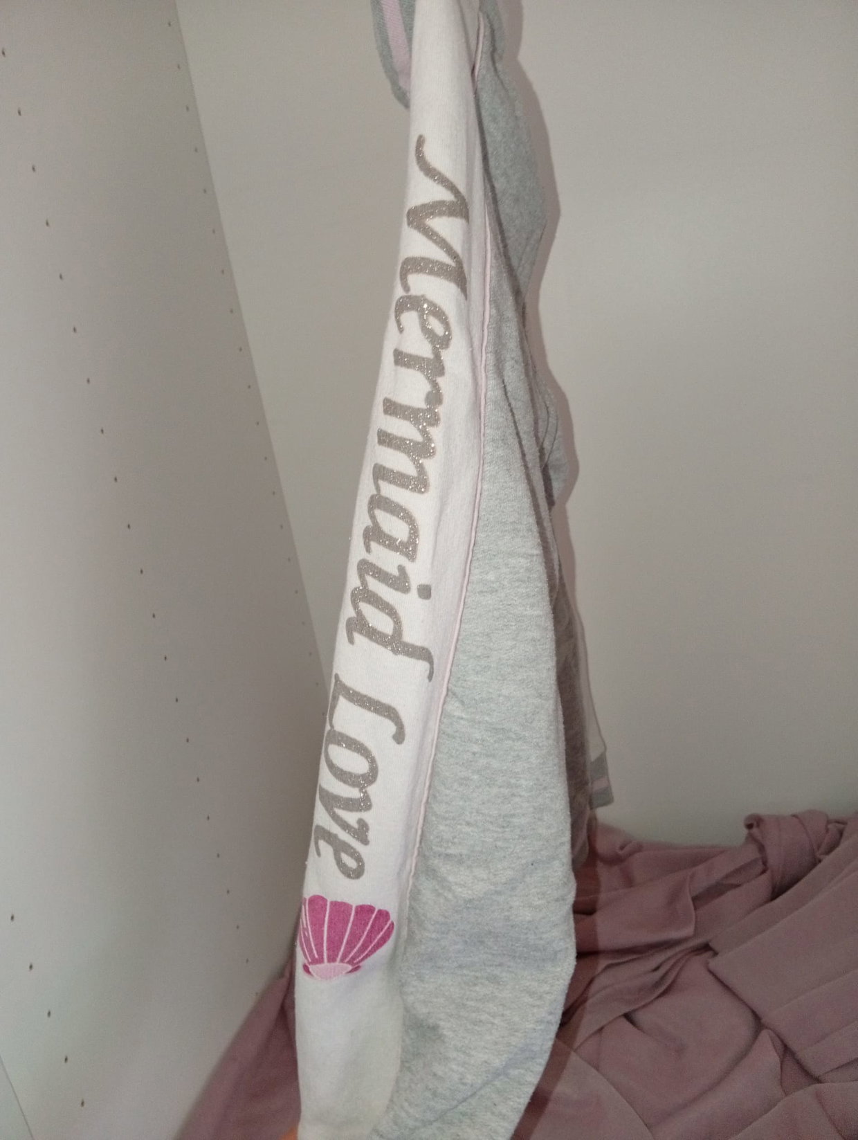 🩷🩶 Grau-weiße Jogginghose mit „Mermaid Love“-Aufdruck – Größe 110