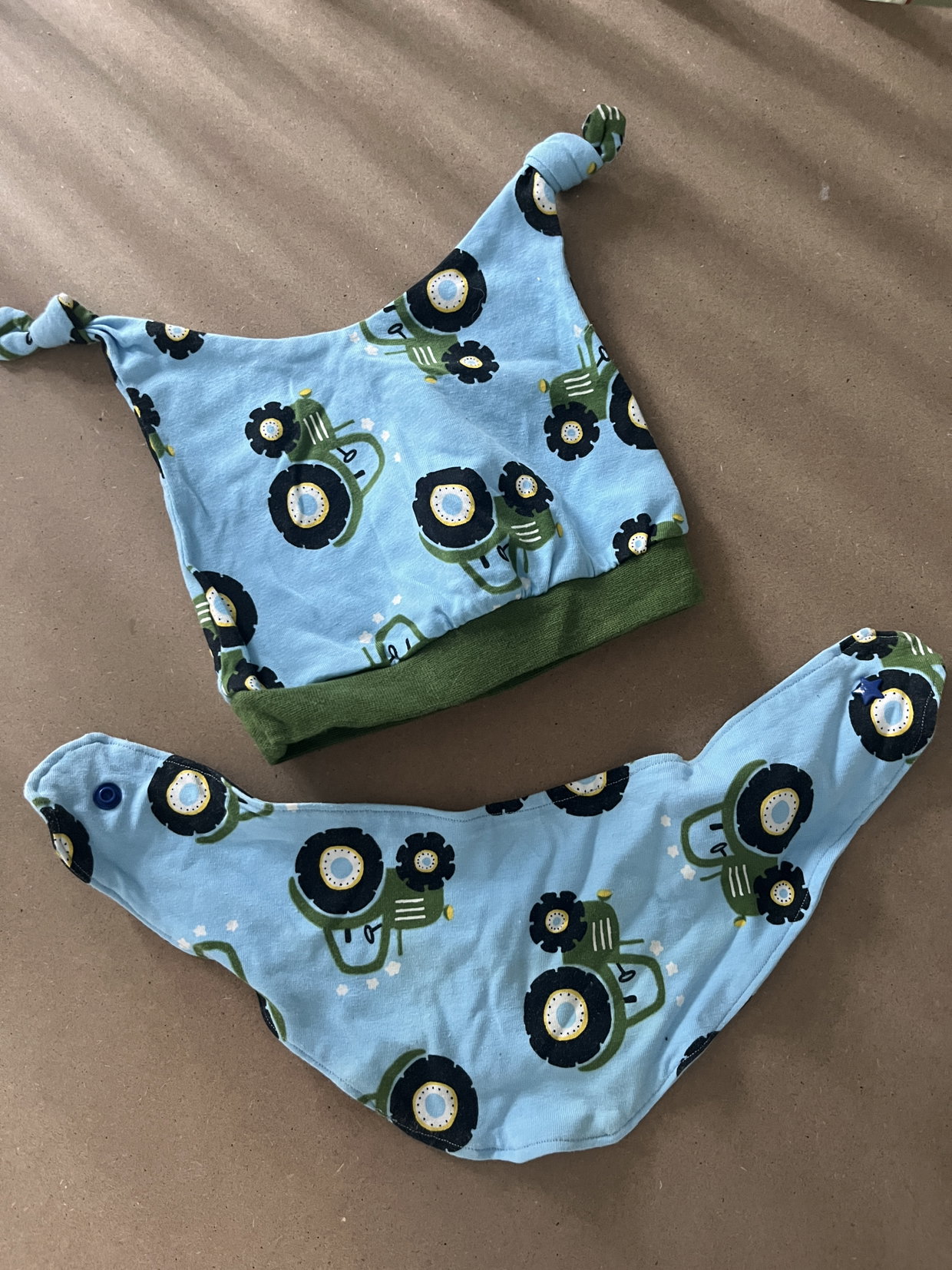 Mütze+ Lätzchen Set