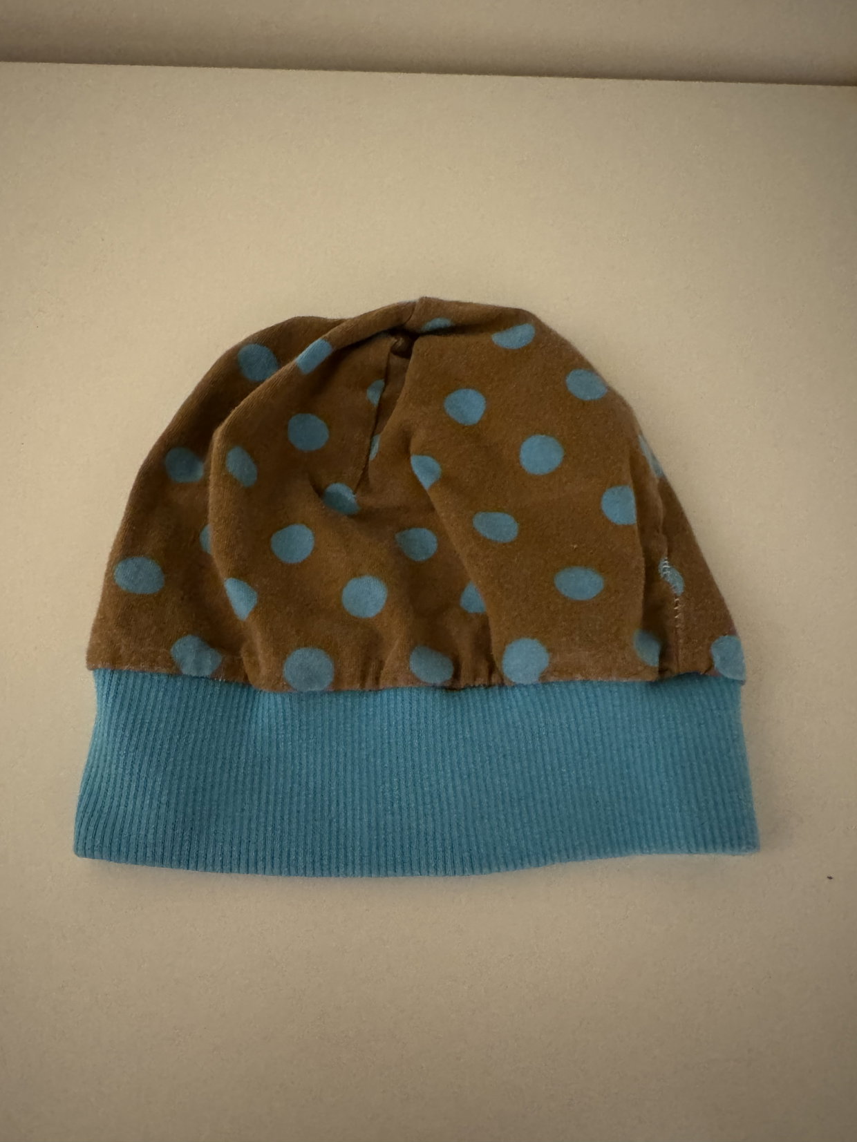 Mütze braun mit blauen Punkten 