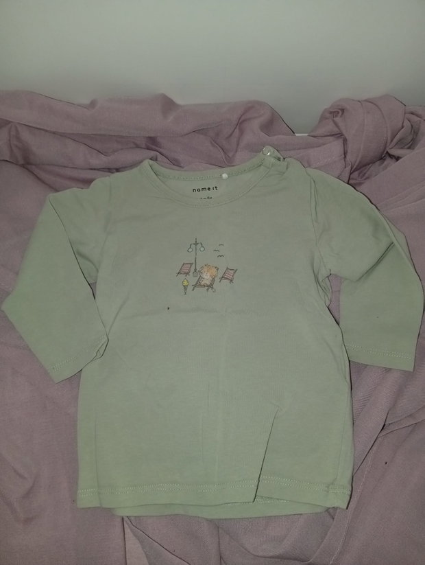 🌿 Dünner salbeigrüner Pullover mit süßem Print – Größe 68