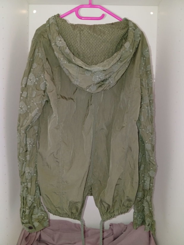 🌿 Olivgrüne Bluse mit Blumenmuster und weitem Kragen – Größe 164