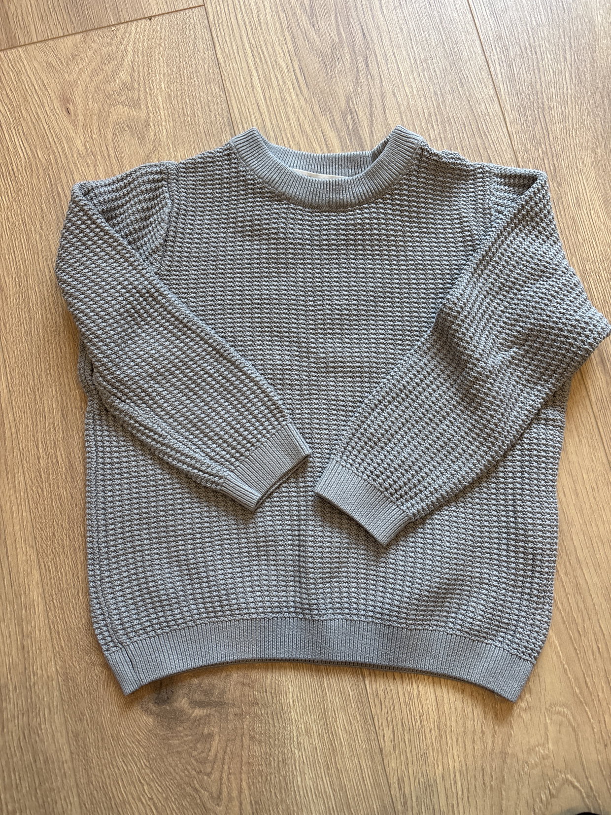 Grauer Strickpullover