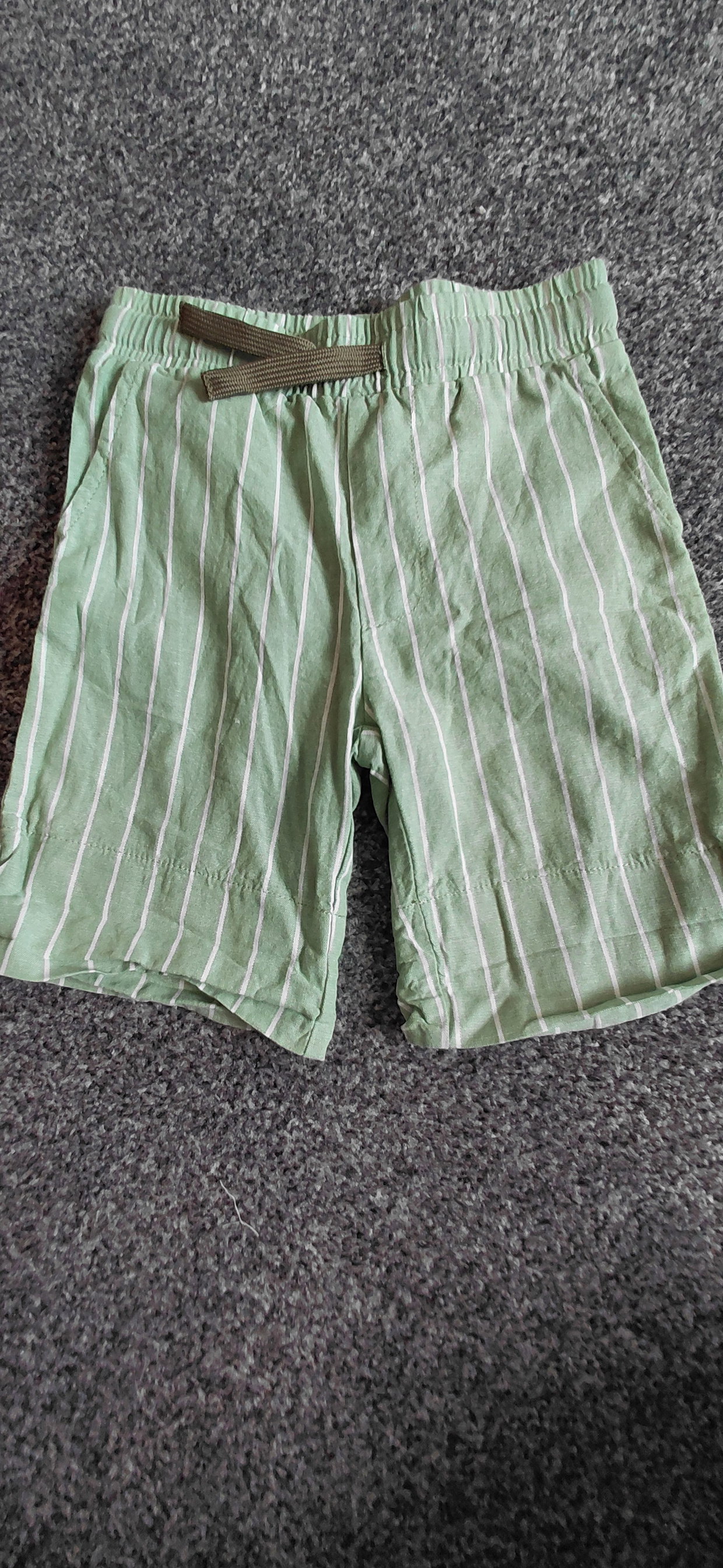 Kurze Hose grün weiß