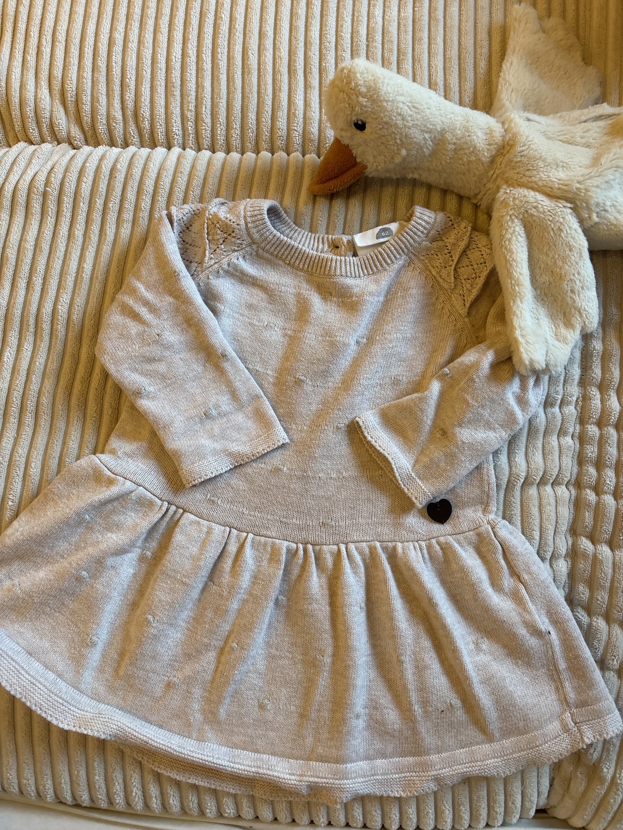 Beiges Strickkleid mit Herz, Größe 62