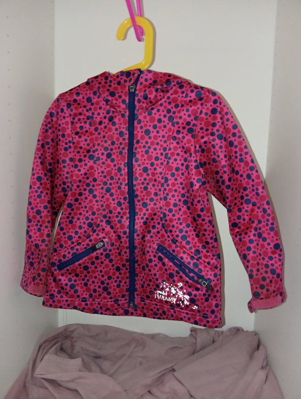 🩷 Pink-blaue Softshelljacke mit Punkten – Gr. 110/116