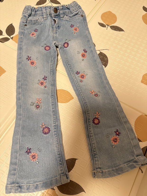 Jeans Gr.104 Blümchen 