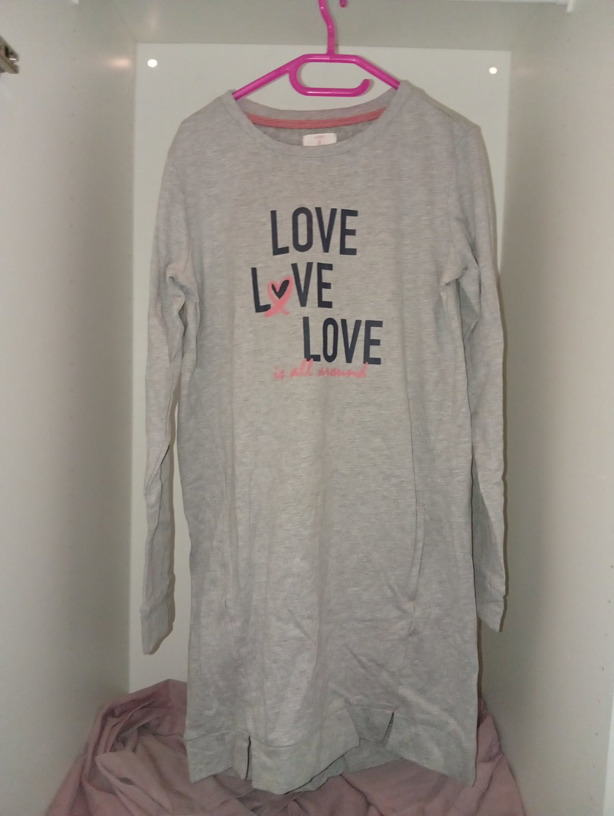 💕Graues Kleid mit „LOVE LOVE LOVE“-Schriftzug – Gr. 158