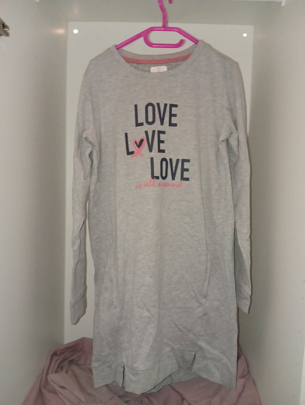 💕Graues Kleid mit „LOVE LOVE LOVE“-Schriftzug – Gr. 158