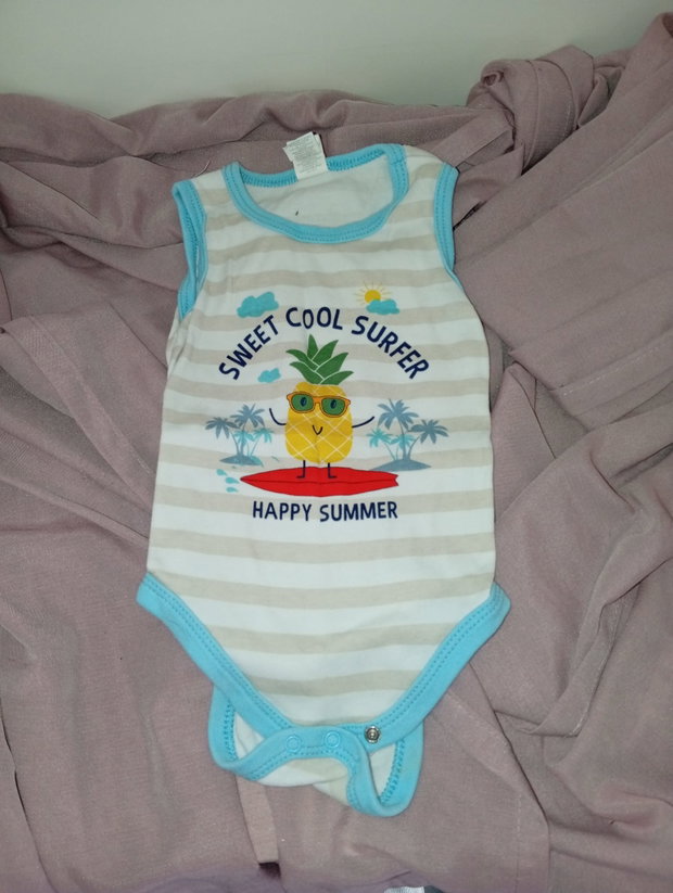 🌞 Ärmelloser Body in Beige-Weiß gestreift – Größe 86
