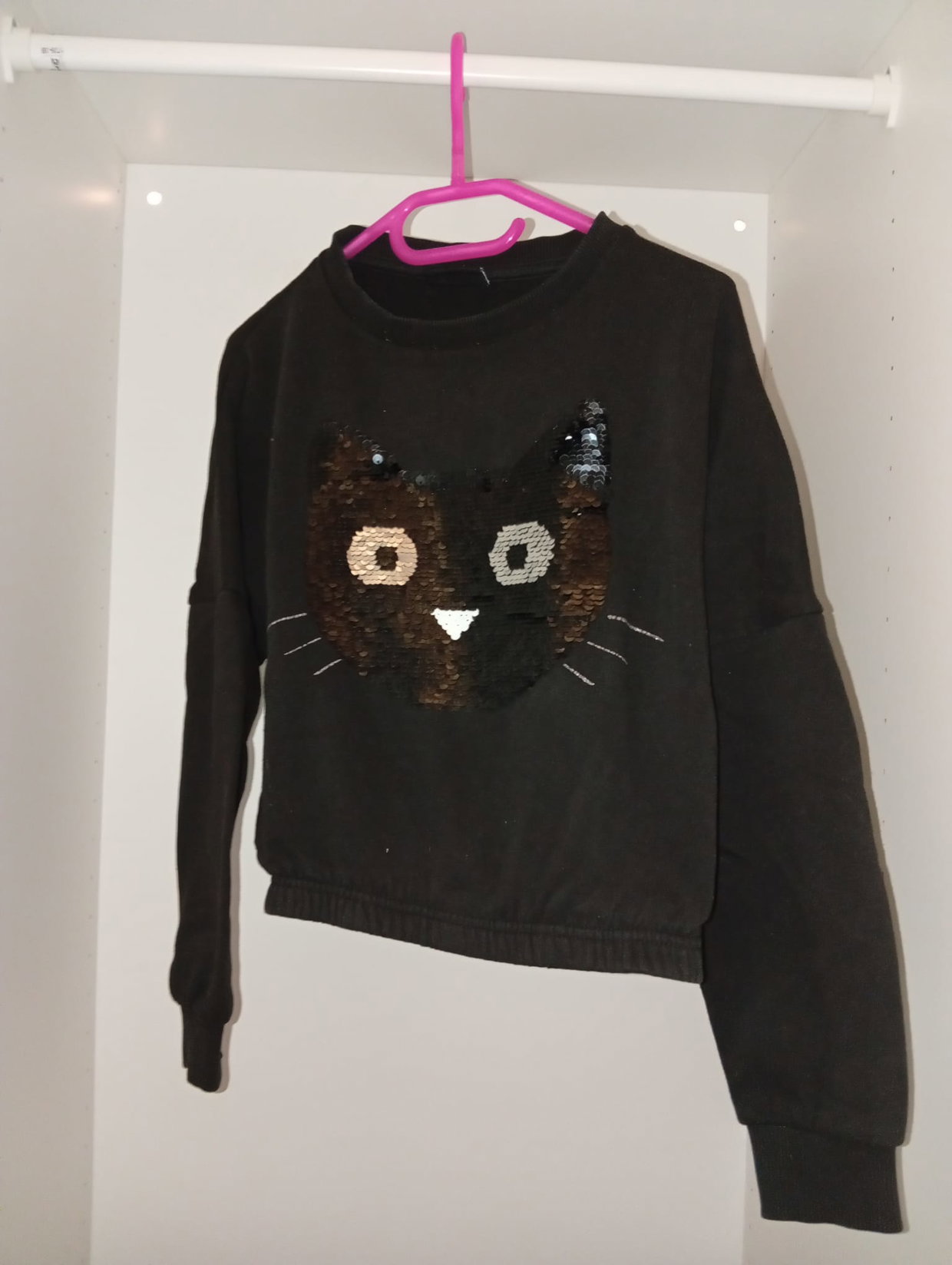 🐱 Schwarzer Pullover mit Wende-Pailletten-Katze – Gr. 134/140