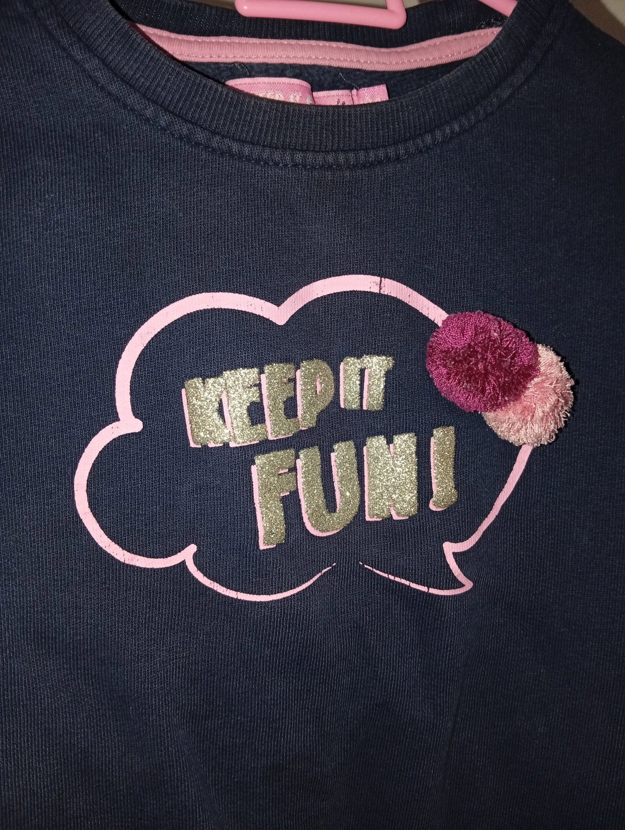 💙 Blauer Pullover „Keep It Fun!“ mit zwei Pompoms – Größe 104