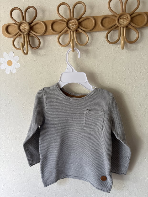 Grauer Pullover 104