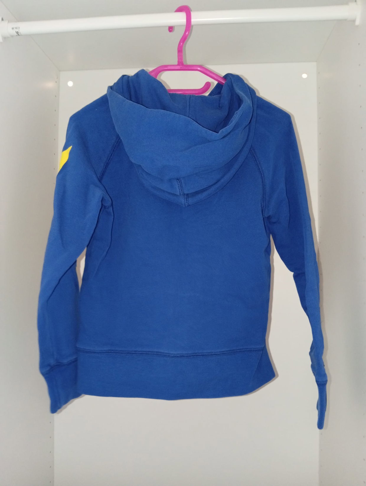 Blaue Strickjacke mit Aufschrift 💙