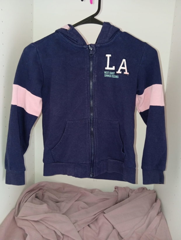 Dunkelblaue Strickjacke mit LA-Motiv 💙🩷