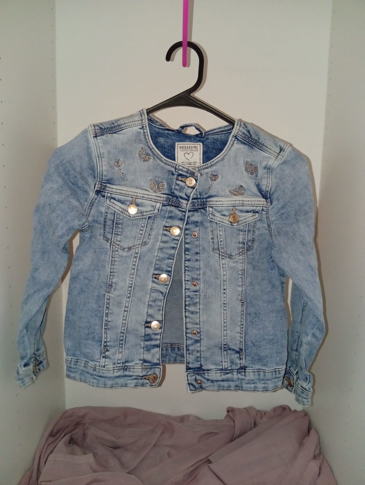 🦋 Hellblaue Jeansjacke mit Schmetterlingen – Gr. 128