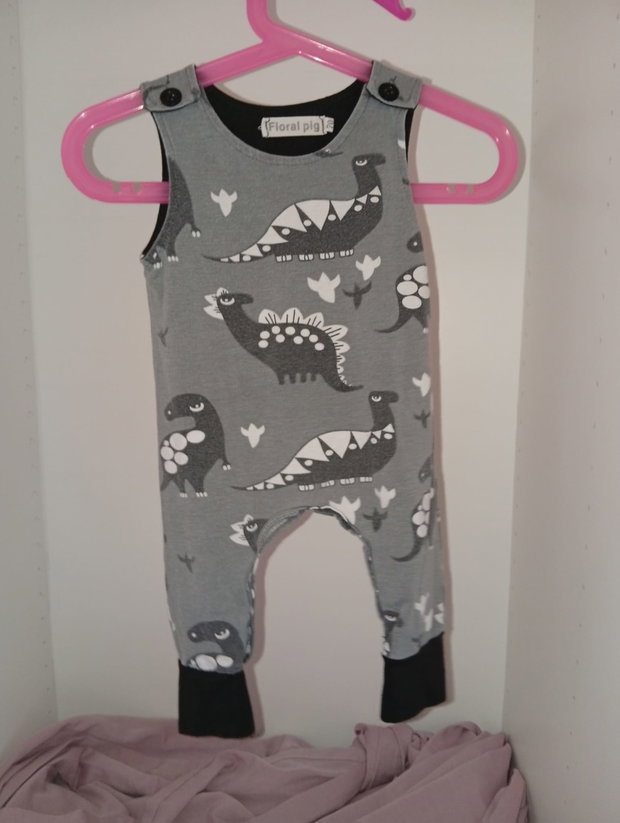 Grauer Dino-Einteiler von Floral Pig 🦖🩶