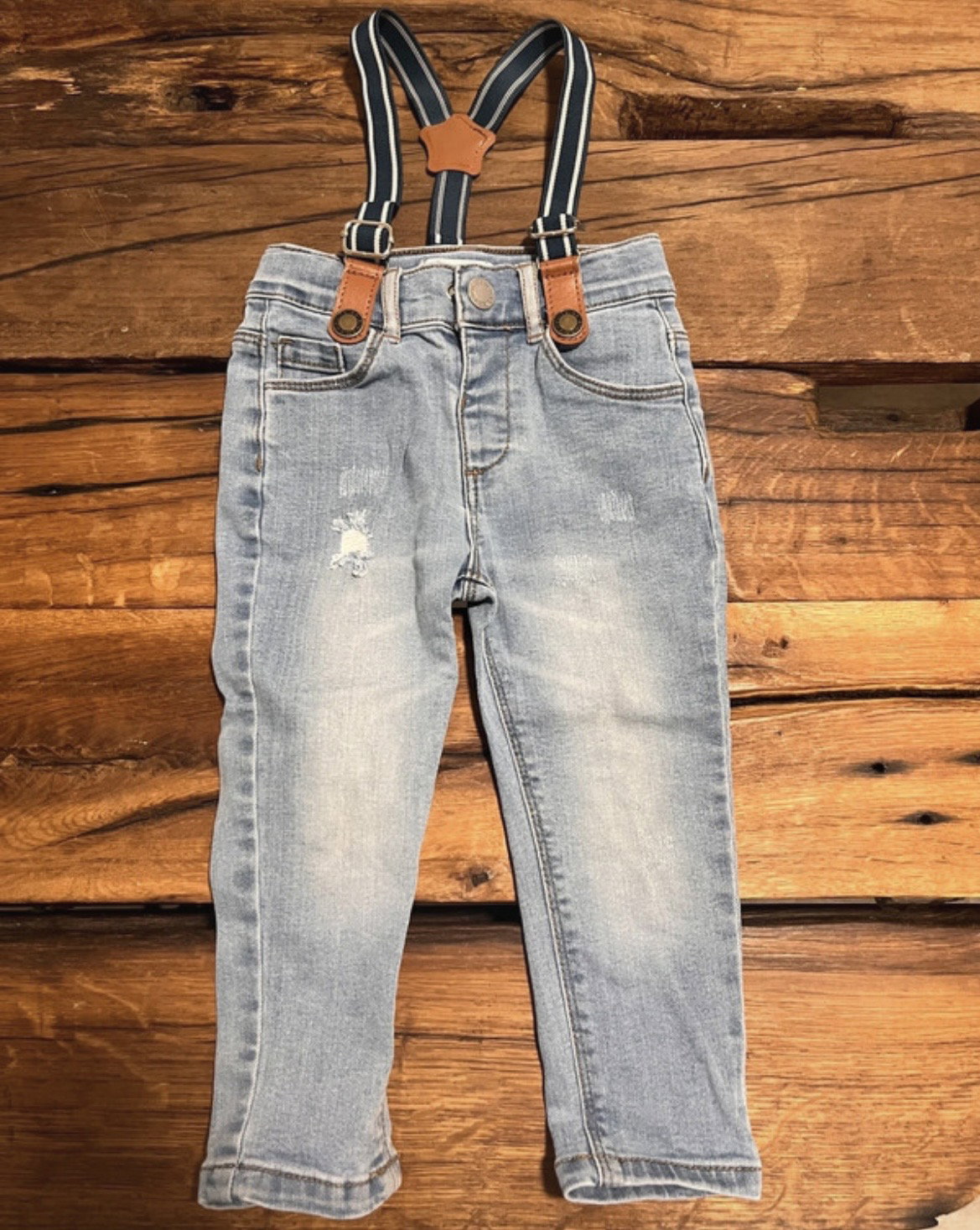 Jeanshose mit Hosenträgern 80