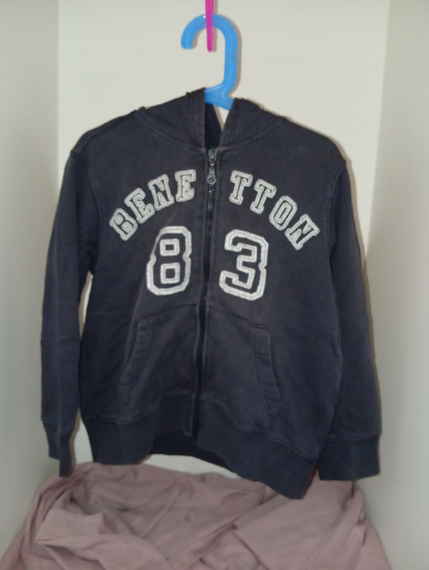 Dunkelblaue Kapuzenjacke „Bene Tton 83“ 💙