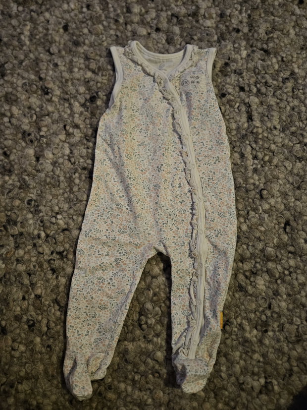 Steiff Einteiler weiß mit Blumen 68/74