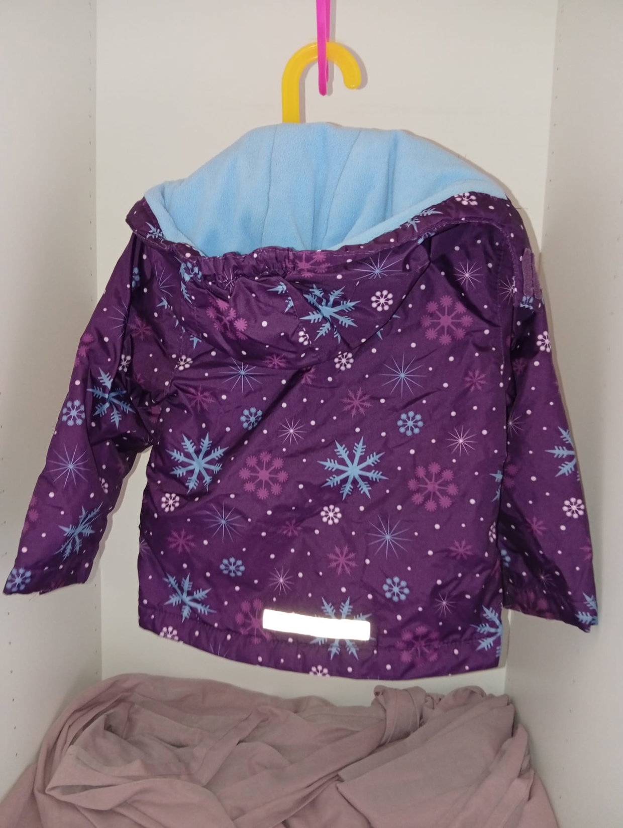 Lila Skijacke mit Schneeflocken ❄️💜