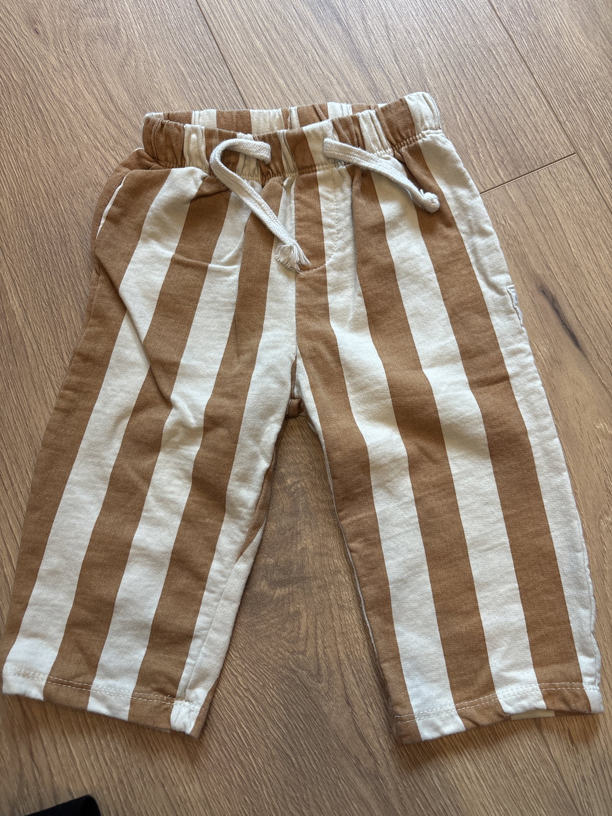 Braun gestreifte Hose
