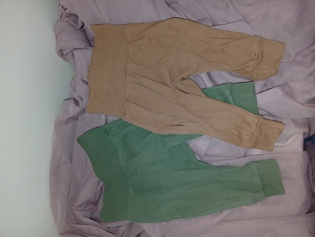 🤎🌿 2er-Set Babyhosen in Braun und Olivgrün – Größe 62